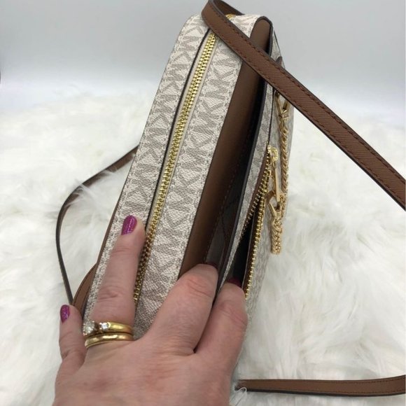 NWT Michael Kors Jet Set East West Chain Crossbody - Vanilla/Acorn Brown - Picture 5 of 10